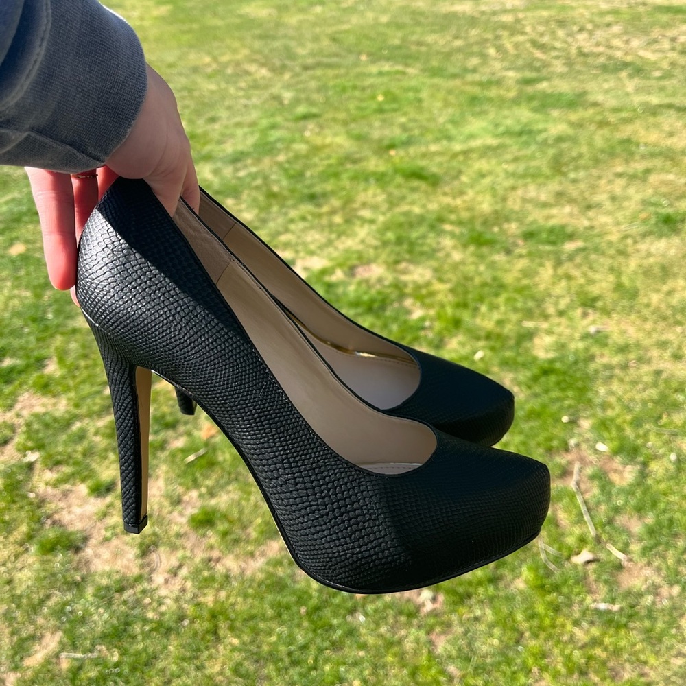 Jessica Simpson Black Pumps